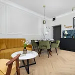 Elegant With A Work Space Close To The Center By Renters Apartment *