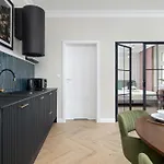 Elegant With A Work Space Close To The Center By Renters
