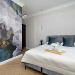 Elegant With A Work Space Close To The Center By Renters *