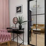 Elegant With A Work Space Close To The Center By Renters