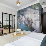 Elegant With A Work Space Close To The Center By Renters Apartment