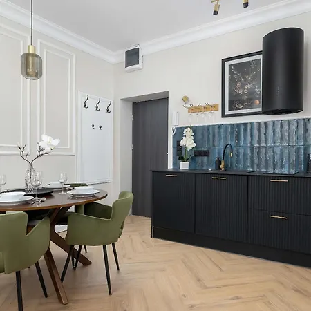 Elegant With A Work Space Close To The Center By Renters Apartment *