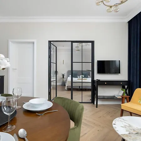 Elegant With A Work Space Close To The Center By Renters Katowice