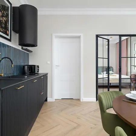 Elegant With A Work Space Close To The Center By Renters