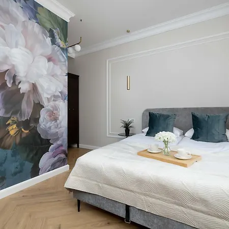 Elegant With A Work Space Close To The Center By Renters *