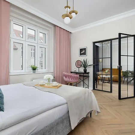 Elegant With A Work Space Close To The Center By Renters Katowice
