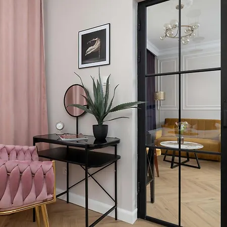 Elegant With A Work Space Close To The Center By Renters