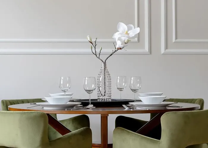 Elegant With A Work Space Close To The Center By Renters *