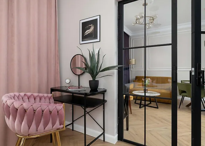 Elegant With A Work Space Close To The Center By Renters